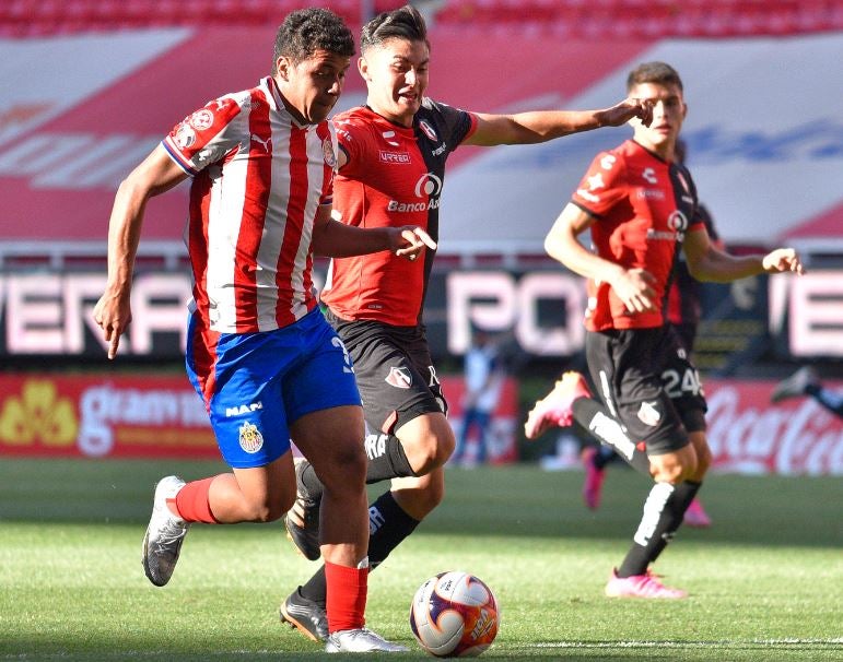 Oziel Mireles y Daniel Alvarado, en lucha por el balón