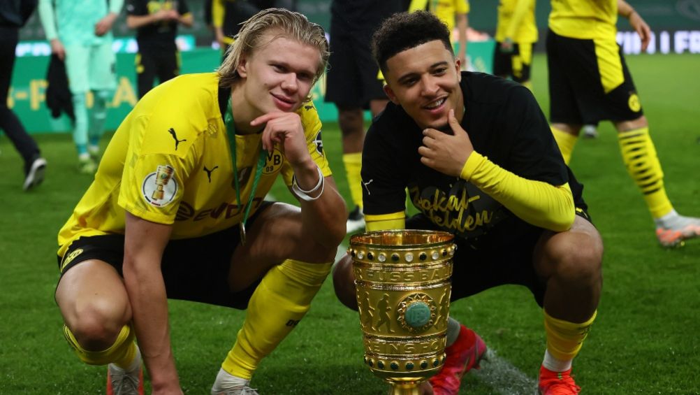 Haaland y Sancho tras ganar la Pokal