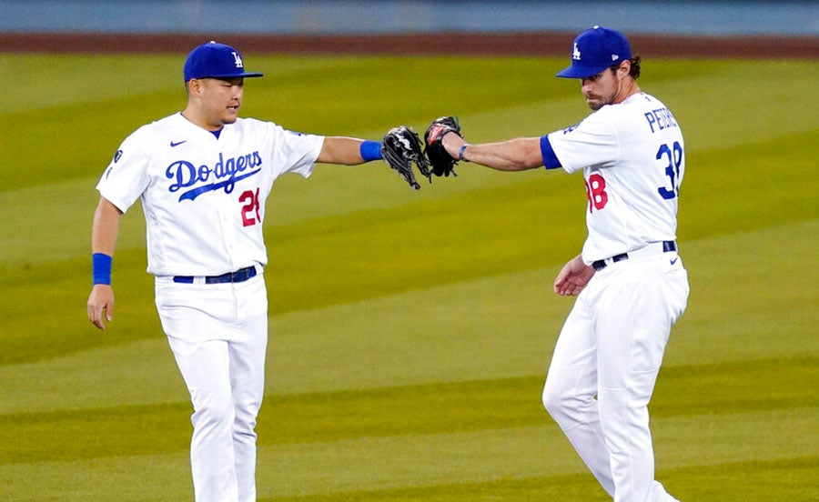 Yoshi Tsutsugo y DJ Peters celebran triunfo ante Arizona