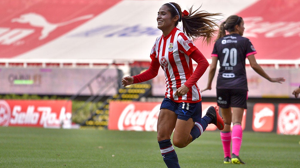 Joseline Montoya festeja un gol con Chivas