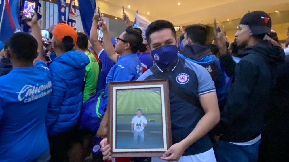 Cruz Azul: Aficionado llevó a serenata foto de su papá fallecido de cáncer en Final del 2013