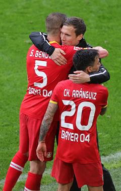 Hannes Wolf técnico del Bayer Leverkusen, abraza a Bender y a Charles Aránguiz