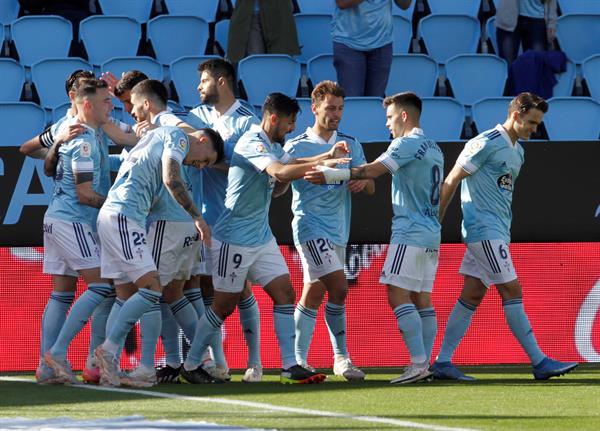 Jugadores del Celta festejan una anotación