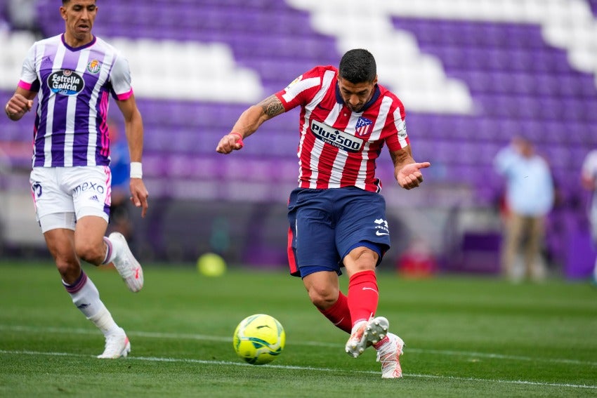 Luis Suárez anotando un gol a favor del Atlético de Madrid