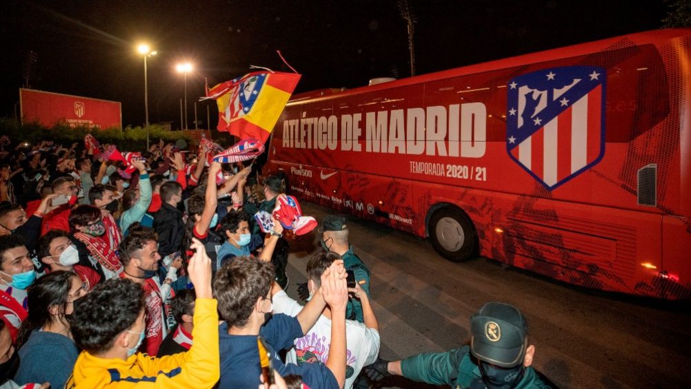 Aficionados festejando el título del Atlético de Madrid