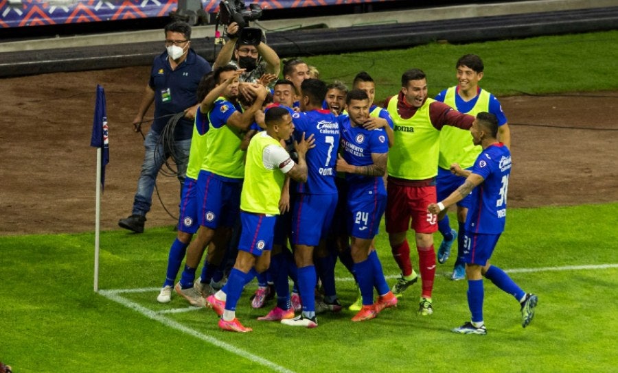 Jugadores de Cruz Azul celebran gol de Santiago Giménez