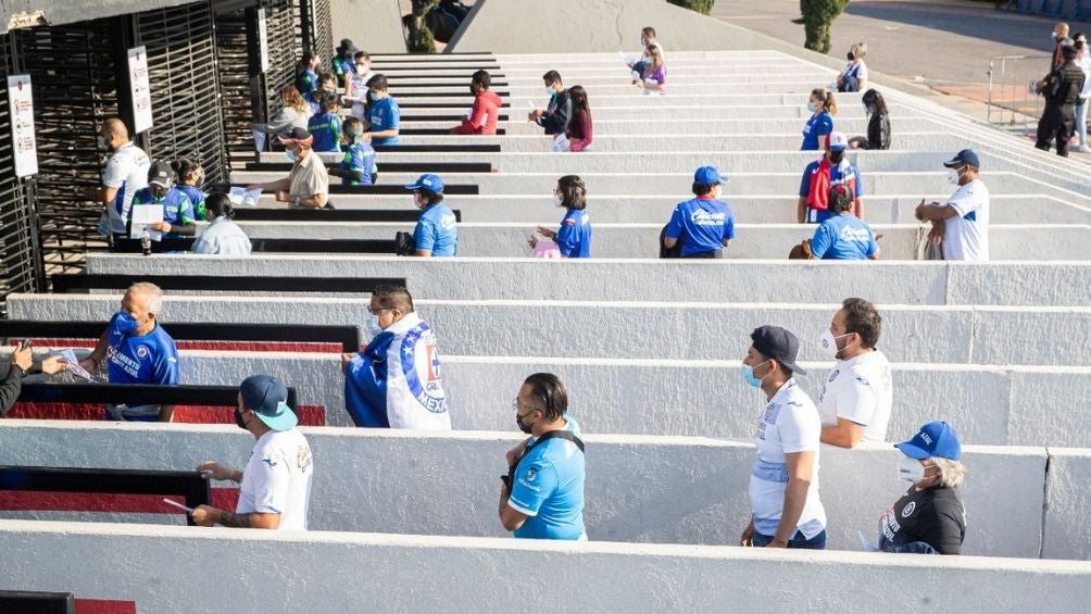 Afición de Cruz Azul llegando al Azteca 