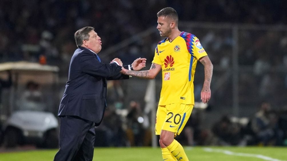 Herrera y Ménez en un partido con América 