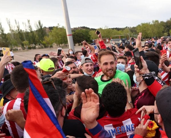 Jan Oblak celebra con la afición