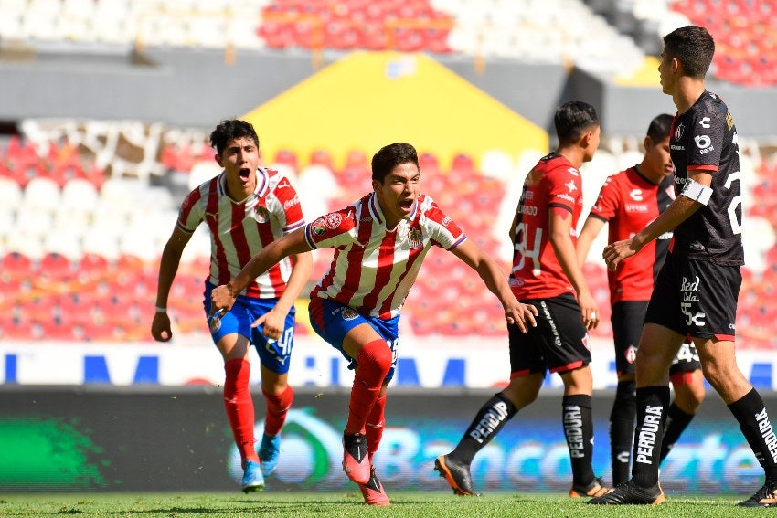 Leonardo Sánchez festejando el gol del triunfo