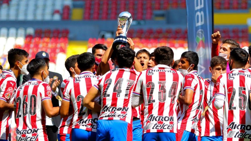 Jugadores de Chivas celebrando el título conseguido ante Browns