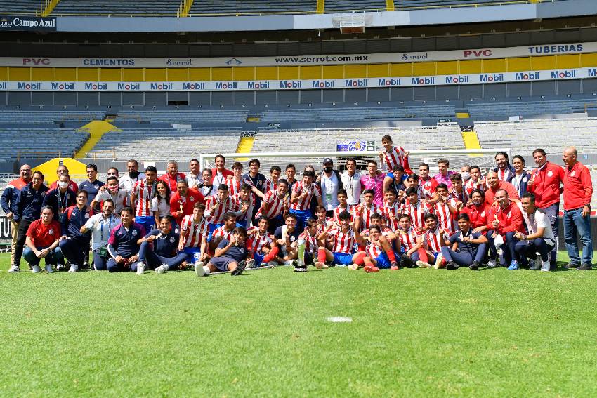 Equipo de Chivas festejando el título   