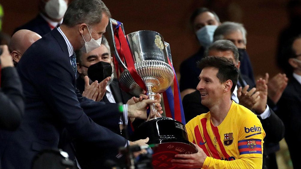 Messi recibe el trofeo de la Copa del Rey 