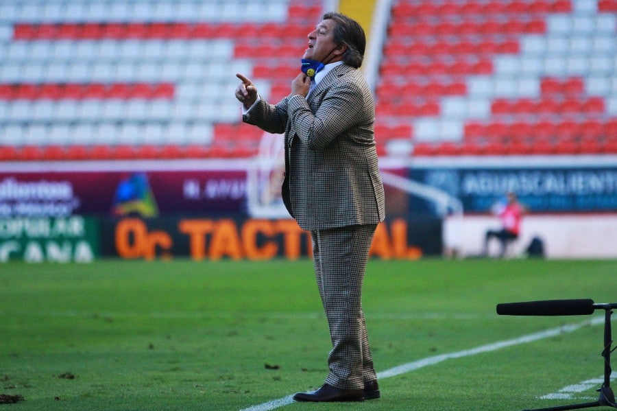 Miguel Herrera durante un partido con América