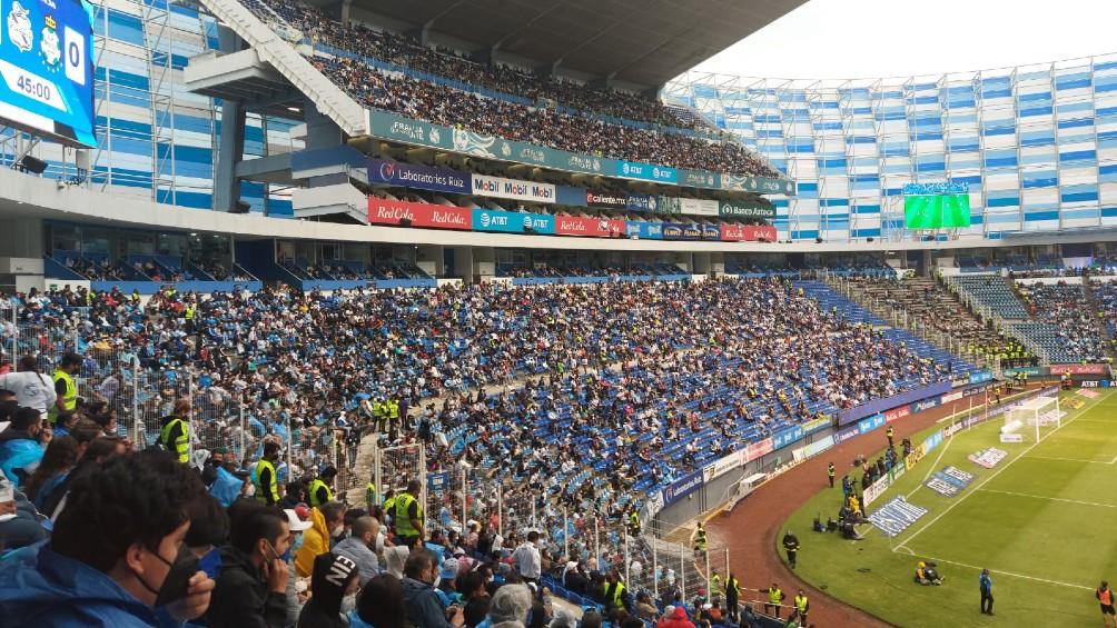 Aficionados observan el Puebla vs Santos