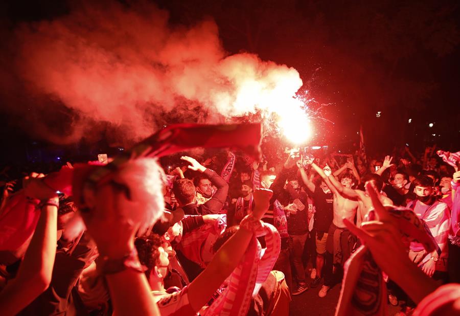 Afición del Atlético celebrando título de Liga