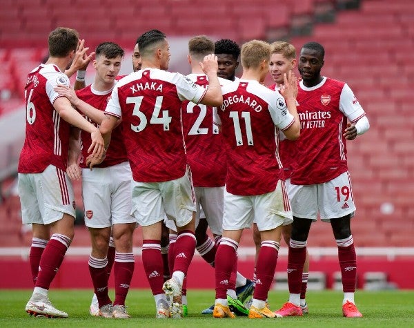 Nicolás Pepé es felicitado por sus compañeros del Arsenal