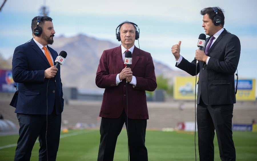 Mario Carrillo durante una transmisión de ESPN