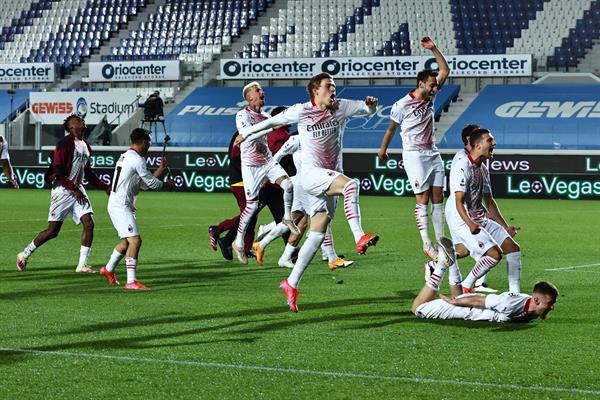 Jugadores del Milan festejan la clasificación a Champions 