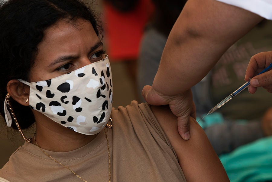 Mujer es vacunada en la Ciudad de México