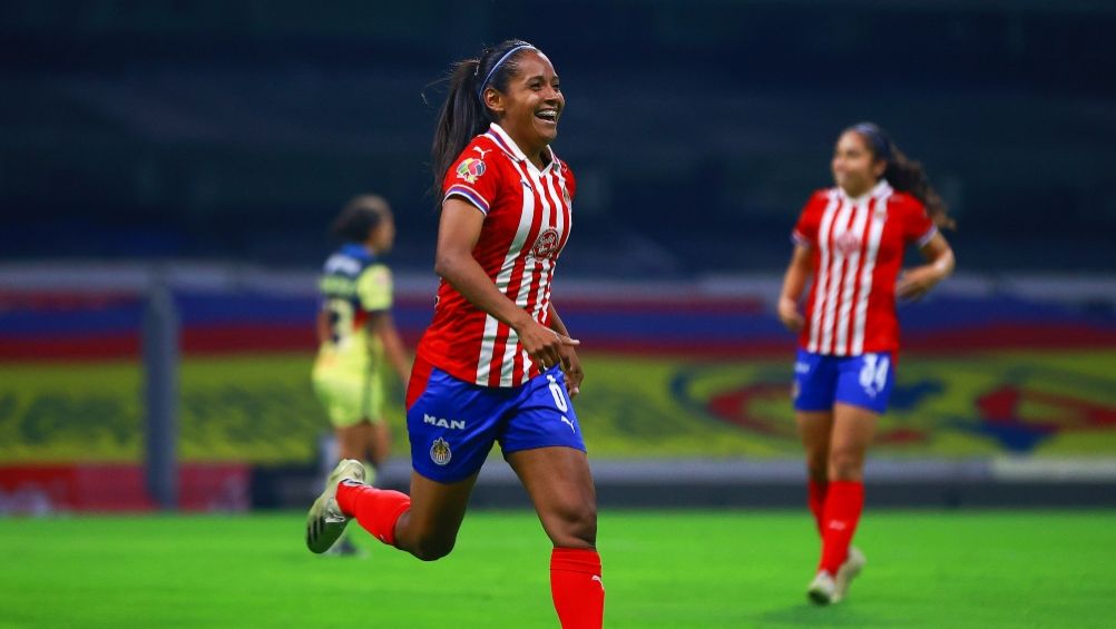 Miriam Castillo tras anotar un gol a favor de Chivas