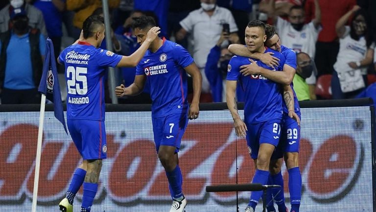 Jugadores de Cruz Azul festejan un gol