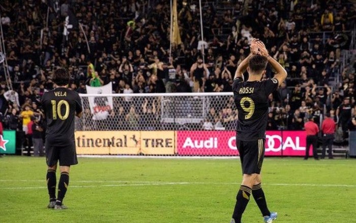 Diego Rossi y Carlos Vela durante un partido de LAFC