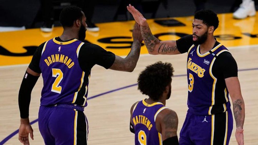 Los Lakers en festejo de anotación