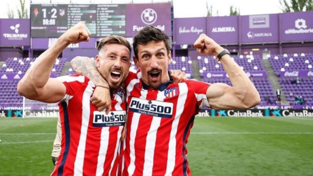 Héctor Herrera celebra con Stefan Savic 