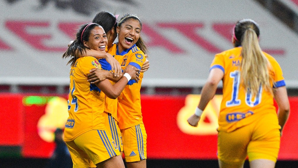 Jugadoras de Tigres celebrando un gol vs Chivas