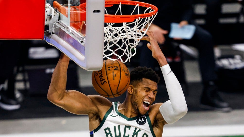 Giannis Antetokounmpo anotando con los Bucks