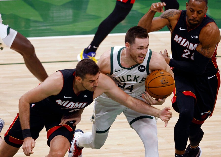 Bucks aplastó 132-98 a Miami