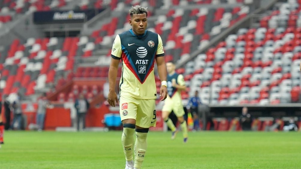 Roger Martínez en partido con América 