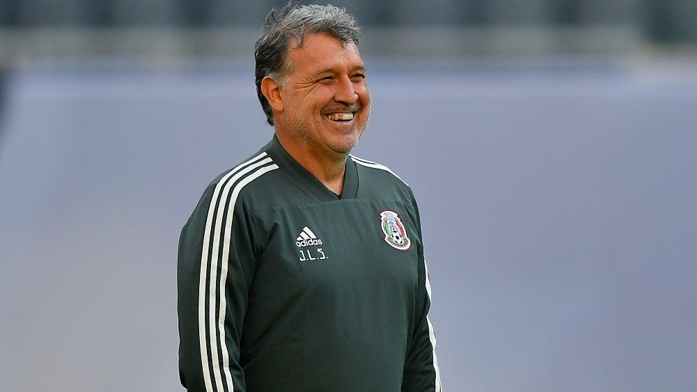 Tata Martino sonríe en un entrenamiento de la Selección Mexicana