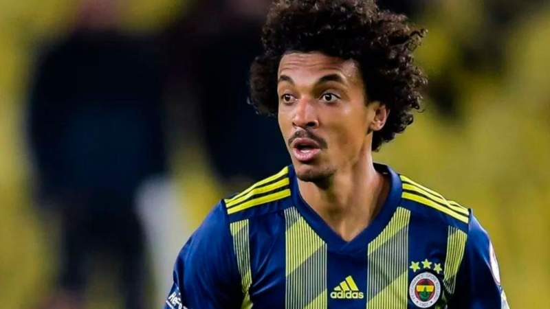 Luiz Gustavo en partido