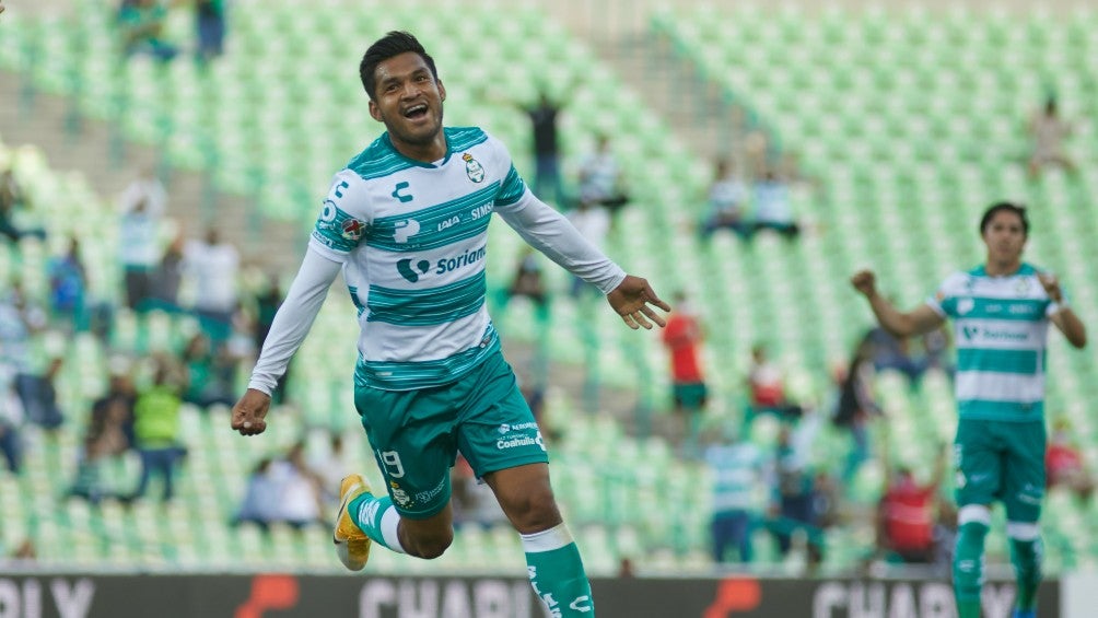 Eduardo Aguirre celebrando un gol con Santos