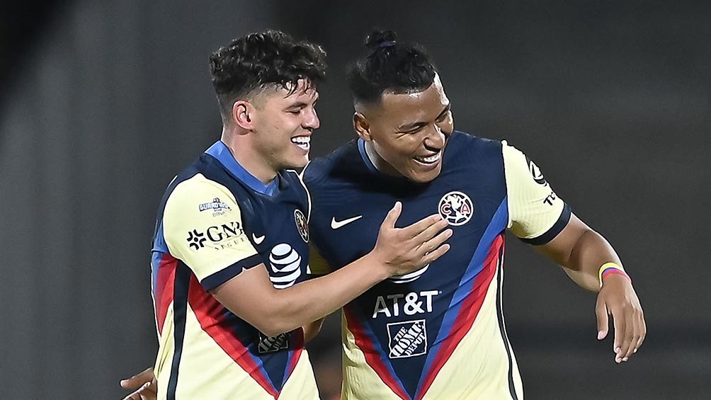 Roger Martínez y Richard Sánchez en un partido con América