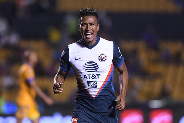 Pedro Aquino en un partido con América 