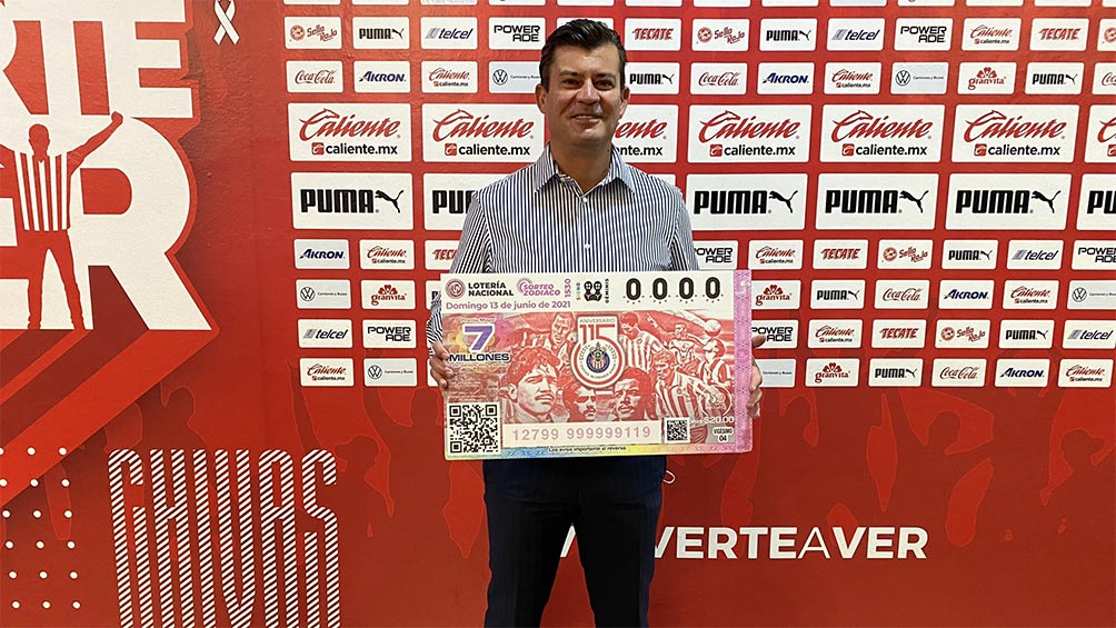 Ramón Ramírez con el billete de Chivas