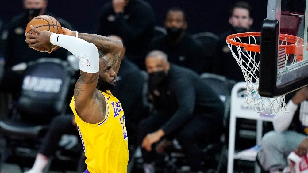 LeBron James salta para una clavada 