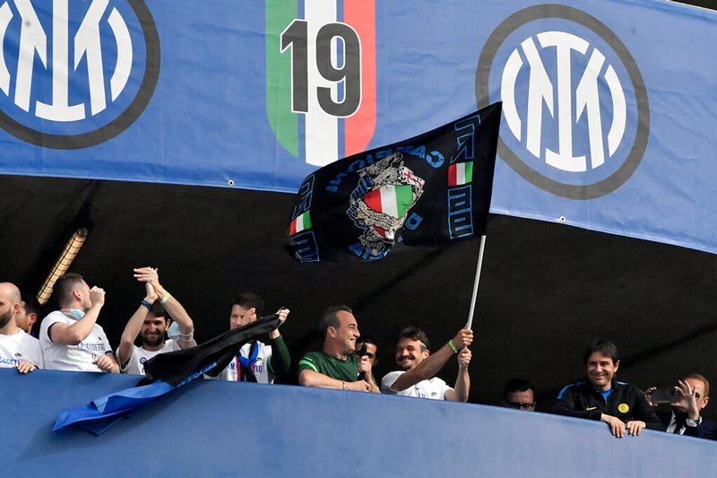 El técnico italiano (derecha) celebrando el título