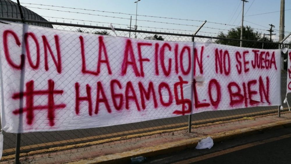 Mantas en contra de Hugo González