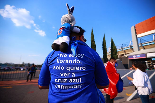 Fan celeste en las afueras del Azteca