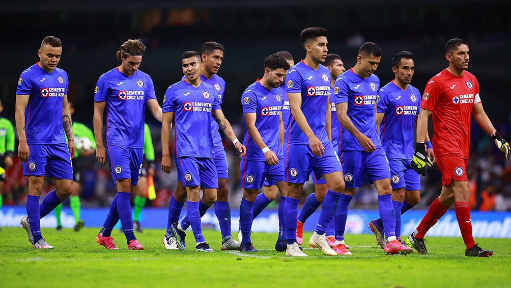 Jugadores de Cruz Azul caminan en el Azteca