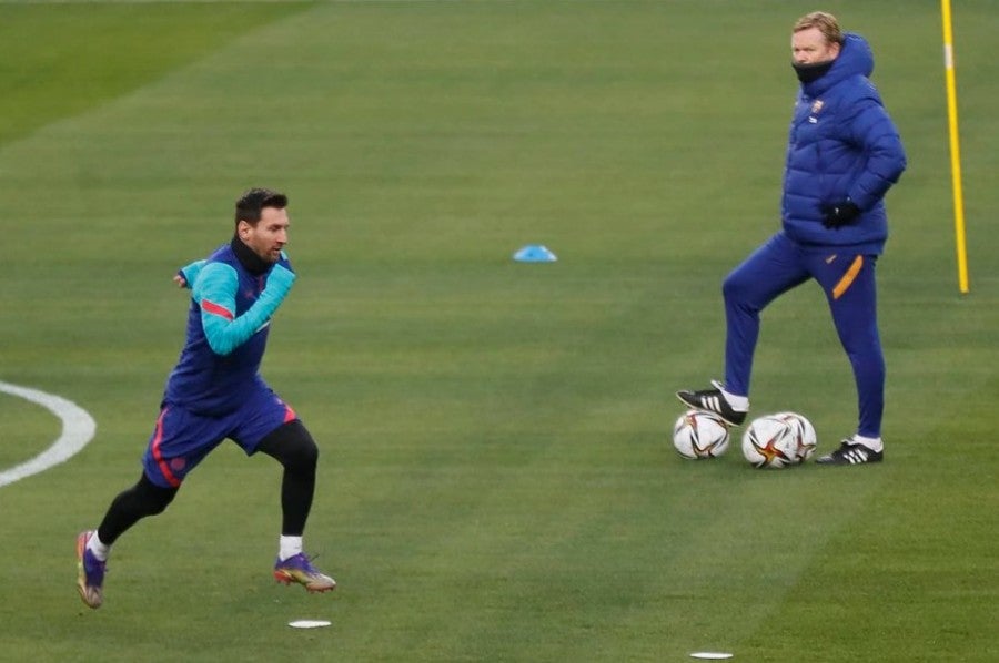 Lionel Messi entrena bajo la mirada del DT holandés