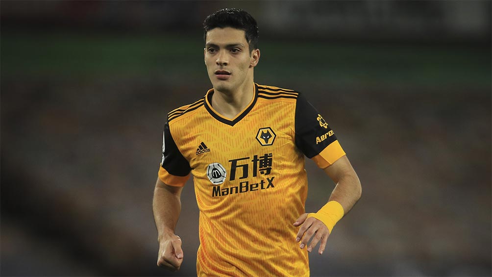 Raúl Jiménez en partido con Wolves