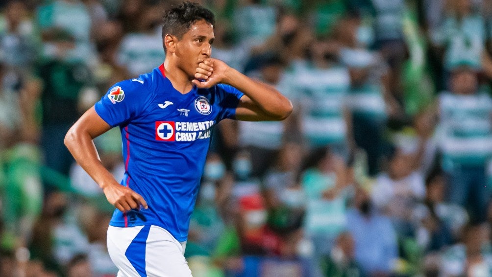 Luis Romo en celebración de gol con Cruz Azul