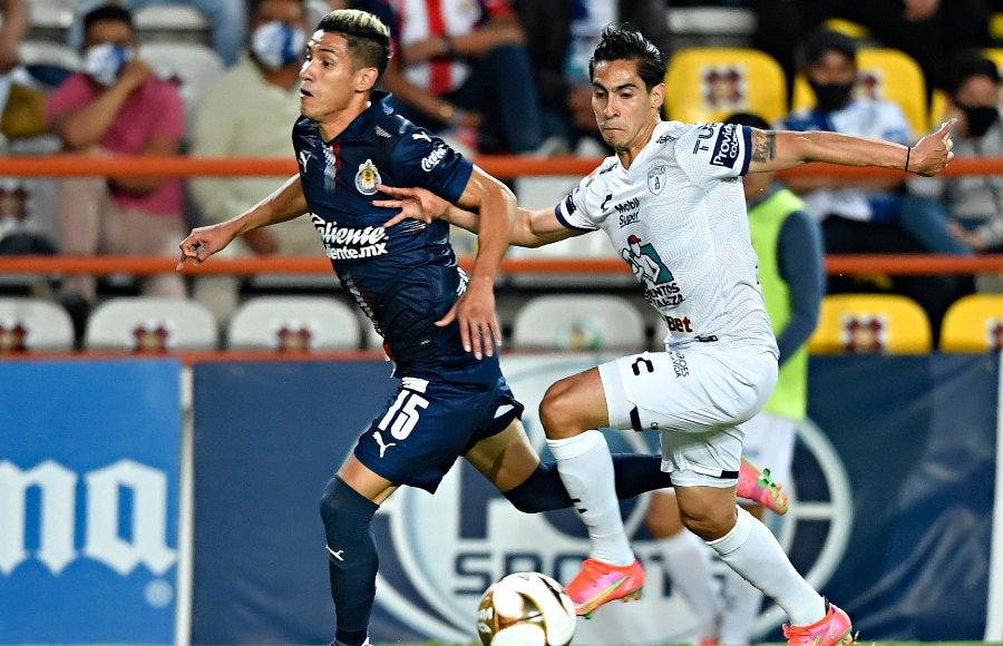 Erick pelea el balón con Uriel Antuna