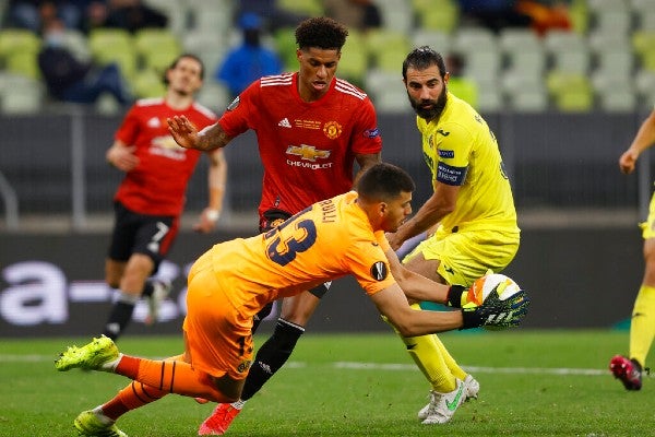 Gerónimo Rulli frena a Marcus Rashford en la Final de la Europa League