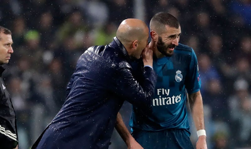 Benzema y Zidane durante un duelo del Real Madrid 